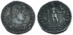VALENTINIANO I. Silicua. Lugdunum (364-375). R/ Valentiniano con atuendo militar, sosteniendo a la Victoria y estandarte; RESTITVR QEIP., SLVG. SB-193...