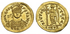 LEÓN I. Sólido. Constantinopla (462-466). R/ La Victoria a izq. con cruz larga y estrella a der.; VICTORIA AVGGG. RIC-605. EBC/EBC-.