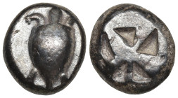 ISLANDS off ATTICA. Aegina. Stater (Circa 525-480 BC).

Obv: Sea tortoise.
Rev: Incuse square divided into five triangles.

Meadows Group Iia- IIb; HG...