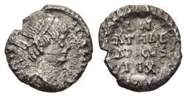 MIGRATION of TRIBES - OSTROGOTHS. Athalaric (526-534). Quarter Siliqua. In the name of Justin I. Ravenna (526-7). 

Obv: D N IVSTINIAN AVG 
Diademed, ...