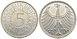 DEUTSCHE MÜNZEN und MEDAILLEN. Bundesrepublik Deutschland. 5 Deutsche Mark, 1957 J. Hamburg.

J. 387.

Erhaltung: Stempelglanz.

Gewicht: 11,16g.
Durc...