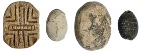 EGIPTO. II PERIODO INTERMEDIO (1785-1532 a.C.). Lote de 4 escarabeos. Fayenza. Longitud de 12 a 20 mm.