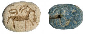 EGIPTO. II PERIODO INTERMEDIO (1785-1532 a.C.). Lote de 2 escarabeos. Fayenza. Longitud 15 y 14 mm.