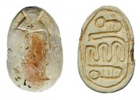 EGIPTO. ESCARABEO II PERIODO INTERMEDIO (1785-1532 a.C.). Representa diferentes signos. Fayenza. Longitud 11 mm.