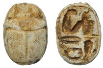 EGIPTO. ESCARABEO II PERIODO INTERMEDIO (1785-1532 a.C.). Representa diferentes signos. Fayenza. Longitud 13 mm.