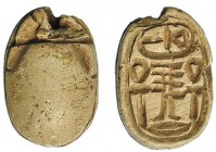 EGIPTO. ESCARABEO II PERIODO INTERMEDIO (1785-1532 a.C.). Representa pilar Dyed flanqueado y coronado por símbolos Ankh. Fayenza. Longitud 15 mm.