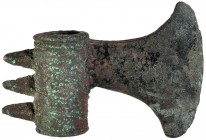LURISTÁN. Hacha. 1200-800 a.C. Bronce. Longitud 9,0 cm. Incluye peana.