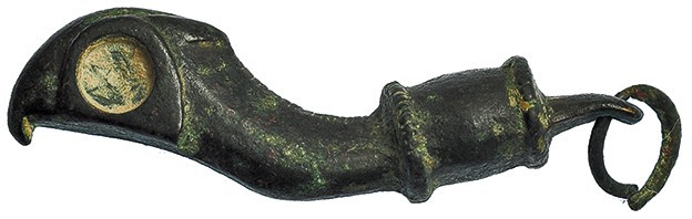 CULTURA CELTA. Fragmento de fíbula adaptado a colgante. Siglo VI-IV a.C. Bronce....