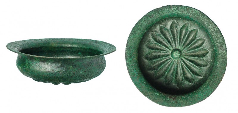 PERÍODO HELENÍSTICO. Cuenco.Siglo V a.C. Bronce. Base gallonada. Altura 2,9 cm. ...