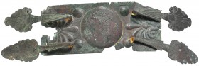 CULTURA ETRUSCA. Hebilla de coraza. Siglo VI-III a.C. Decorado con motivos florales. Bronce. Longitud 29,0 cm. Incluye soporte.