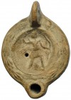 ROMA. Lucerna (siglo II-III d.C.). Terracota. Representa arquero. Marca de alfarero. Longitud 10,5 cm.
