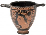COLECCIÓN DE CERÁMICA DE MAGNA GRECIA. Skyphos. Apulia, siglo IV a.C. Cuerpo con decoración realizada con la técnica de las figuras rojas, con un rost...