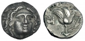 ISLAS DE CARIA. Rodas. Dracma (394-189 a.C.). A/ Helios de frente a der. R/ Rosa; debajo a los lados P - O; a la izq. mariposa. AR 2,65 g. COP-774. Pe...