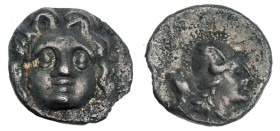 PISIDIA. Selge. Óbolo (300-190 a.C.). A/ Gorgona. R/ Atenea con casco alado; detrás, astrágalo. AR 0,88 g. COP-251. Porosidades. MBC+.