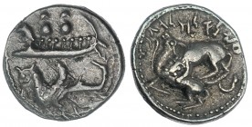 FENICIA. Byblos. 1/16 siclo (350-315 a.C.). Adramelex. A/ Galera, debajo hipocampo. R/ León atacando a toro a izq. AR 0,76 g. COP-134. EBC-.
