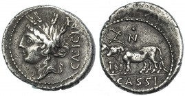 CASSIA. Denario. Denario. Roma (102 a.C.). R/ Dos bueyes a izq., encima, letra; en el exergo: (L.) CASSI. FFC-555. SB-4. Rev. algo descentrado. MBC-.