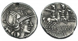 JUNIA. Denario. Roma (145 a.C.). R/ Los dioscuros a caballo a der., debajo M·IVNI. En el exergo: ROMA. FFC-778. SB-8. Rotura al borde. MBC+.