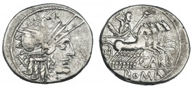 PAPIRIA. Denario. Roma (121 a.C.). R/ Júpiter en cuadriga a der.; debajo: CARB; en el exergo: ROMA en tablilla. FFC-958. SB-7. BC+/MBC-.