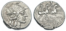 PLUTIA. Denario. Roma (121 a.C.). R/ Los dioscuros a caballo a der.; debajo: C:PLVTI. En el exergo: Roma en tablilla. FFC-1009. SB-1. MBC+.