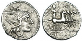 TULLIA. Denario. Roma (120 a.C.). R/ Victoria en cuadriga a der.; encima corona; X entre las patas de los caballos. En el exergo: M·TVLLI. FFC-1162. M...