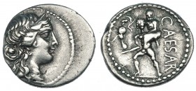 JULIO CÉSAR. Denario. Galia (47-46 a.C.). R/ Aeneas llevando en brazos a su padre, con palladium en la mano, dentro: CAESAR. FFC-10. SB-12. Anv. desce...