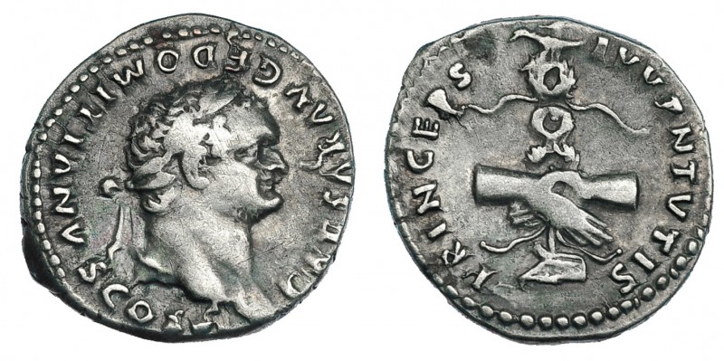 DOMICIANO. Denario. Roma (79). R/ Manos estrechadas portando águila sobre proa; ...