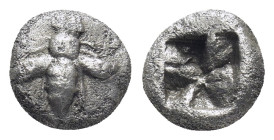 Ionia. Ephesos 340-330 BC. Obol AR (8mm., 0,81 g). Bee with straight wings / Quadripartite incuse square.