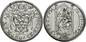 Innocenzo XI (Benedetto Odescalchi), 21 novembre 1676 – 12 agosto 1689. 

Testone anno I, AR 9,49 g. INNOCEN XI PONT MAX AN I Stemma sormontato da t...