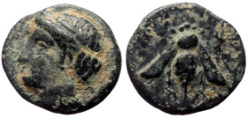 Bronze Æ
Ionia, Ephesos, Female head left, wearing mural-crown / E - Φ, Bee
10mm, 1,06 g
SNG von Aulock 1839; SNG Copenhagen 256