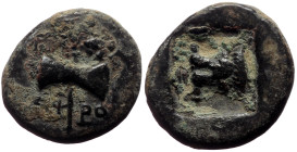 Bronze Æ
Caria, Aphrodisias and Plarasa, 1st century BC, Labrys; ΠΛΑ(ΡΑ) above, ΑΦ-ΡΟ below, Cuirass on stand in incuse square
11 mm, 1,62 g
SNG Co...
