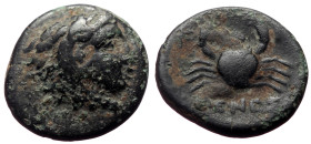 Bronze Æ
Caria, Kos, 3rd century BC, Head of Herakles r., wearing lion skin.
(ΚΩΙO) Crab, magistrate below
12 mm, 1,45 g
HGC 6, 1338; BMC 101-102 ...