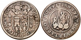 1718. Felipe V. Barcelona. 4 maravedís. (Cal. falta). 8,65 g. VTRVNQ en lugar de VTRVMQ. Golpecito. Muy rara. MBC-.