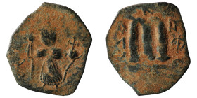 Constans II. (641-668 AD). Follis. Obv: Constans II. standing facing. Rev: M. artificial sandpatina. 24mm, 1,99g