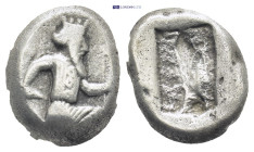Kings of Persia. Darios II or Arteaxerxes III AR Siglos. (15mm, 5.5 g) Sardis c. 420-350. Persian king kneeling-running r., holding dagger and bow, qu...