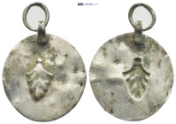 Silver pendant with leaf relief. (27mm, 1.7 g)