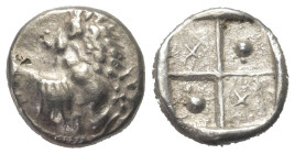 Imitationen griechischer Münzen.


Nachahmung einer Prägung des Thrakischen Chersones (Thrakien).

Hemidrachme (Silber), ca. 4. Jhdt. v. Chr.
Vs...