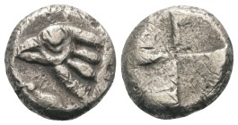Imitationen griechischer Münzen.

Nachahmung einer Prägung des Sinopes (Paphlagonien).

Drachme (Silber), ca. 5. Jhdt. v. Chr.
Vs: Kopf eines Adl...