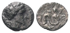 Kampanien. Allifae.

Obol (Silber). Ca. 325 - 275 v. Chr.
Vs: Kopf des Apollon mit Lorbeerkranz rechts.
Rs: Skylla mit Sepia und Fisch nach rechts...