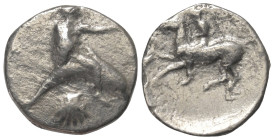 Kalabrien. Tarent.

 Didrachme oder Nomos (Silber). Ca. 450 - 400 v. Chr.
Vs: Nackter Phalantos mit ausgestreckter Rechter auf Delphin nach rechts ...