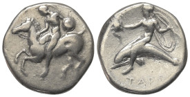 Kalabrien. Tarent.

 Didrachme oder Nomos (Silber). Ca. 400 - 390 v. Chr.
Vs: Nackter Jüngling zu Pferde mit Schild und Speer nach links reitend.
...