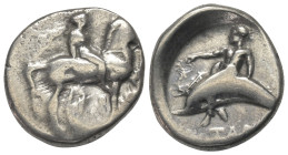 Kalabrien. Tarent.

 Didrachme oder Nomos (Silber). Ca. 380 - 340 v. Chr.
Vs: Nackter Jüngling zu Pferde nach rechts reitend; zwischen den Beinen d...