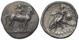 Kalabrien. Tarent.

 Didrachme oder Nomos (Silber). Ca. 344 - 340 v. Chr.
Vs: Pferd nach rechts stehend, dahinter Krieger mit Schild, Lanze und Hel...