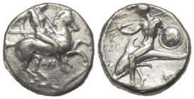 Kalabrien. Tarent.

 Didrachme oder Nomos (Silber). Ca. 302 - 280 v. Chr.
Vs: Nackter Jüngling mit Speer zu Pferde nach rechts reitend, zwischen de...