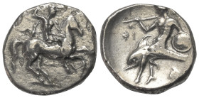 Kalabrien. Tarent.

 Didrachme oder Nomos (Silber). Ca. 302 - 280 v. Chr.
Vs: Nackter Jüngling mit Speer zu Pferde nach rechts reitend, zwische den...