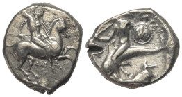 Kalabrien. Tarent.

 Didrachme oder Nomos (Silber). Ca. 302 - 280 v. Chr.
Vs: Nackter Jüngling mit Speer zu Pferde nach rechts reitend, zwische den...