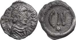 Justin II (565-578). AR 250 Nummi, Ravenna mint. Obv. DN IVSTI-NVS PP AVC. Diademed bust right, wearing robe ornamented with row of pellets. Rev. Larg...