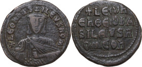 Leo VI (886-912). AE Follis, Costantinople mint. Obv. LEOn bASILEVS ROm. Bust facing, wearing crown and chlamys, and holding akakia. Rev. + LEωn / EN ...