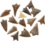 PREHISTORIC ARROWHEADS Neolithic period, c. 10000-2000 BC Lot of fifteen (15) prehistoric arrowheads of various shapes. Dimensions: from 28 to 18 mm.