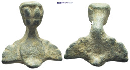 Eagle-shaped object standing with its wings spread to the side. (30mm, 21.4 g)