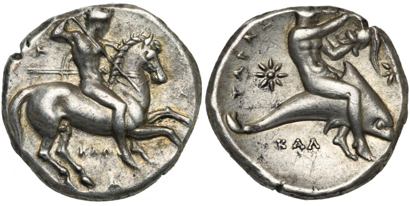 CALABRE, TARENTE, AR nomos, 340-325 av. J.-C. D/ Cavalier au galop à d., ten. un...